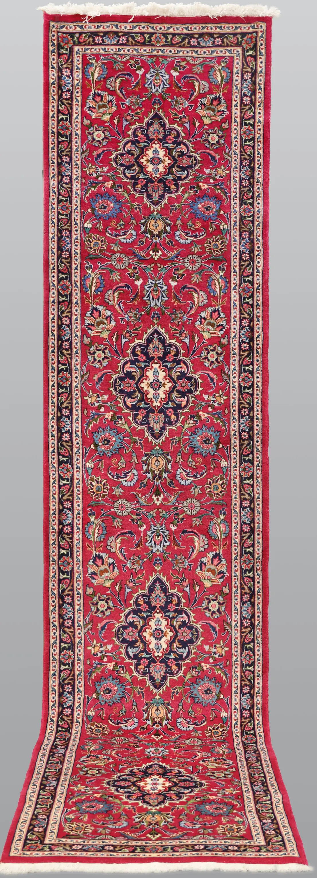 ORIENTMATTA. Meshed gallerimodell, 396 x 88 cm.