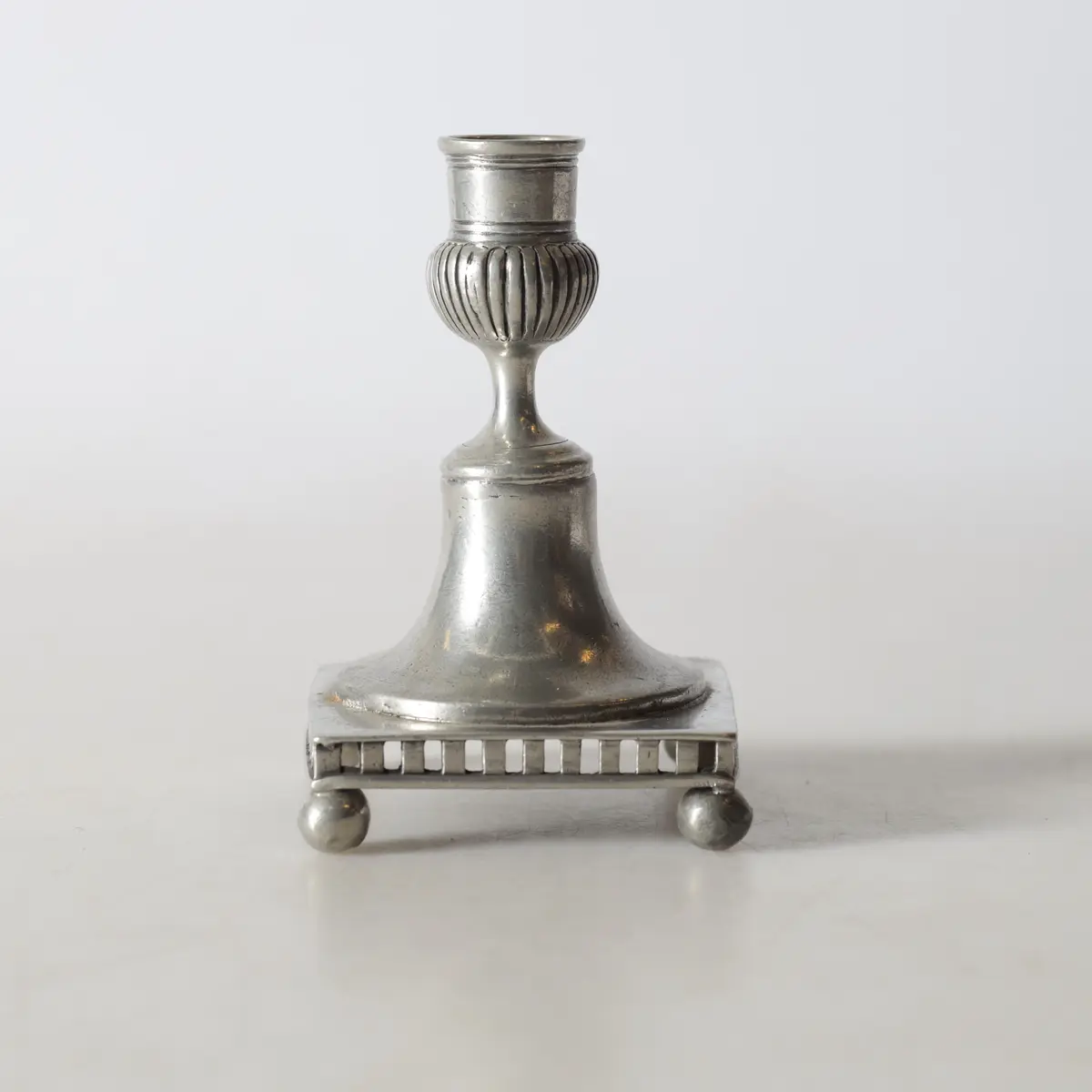 LJUSSTAKE, tenn, gustaviansk stil, 1900-tal.