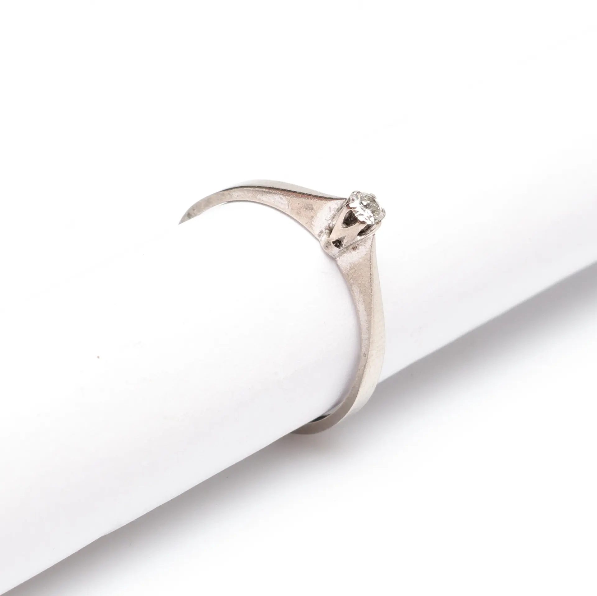 ENSTENSRING, vitguld, diamant, 18k, ca 2,0 gram.