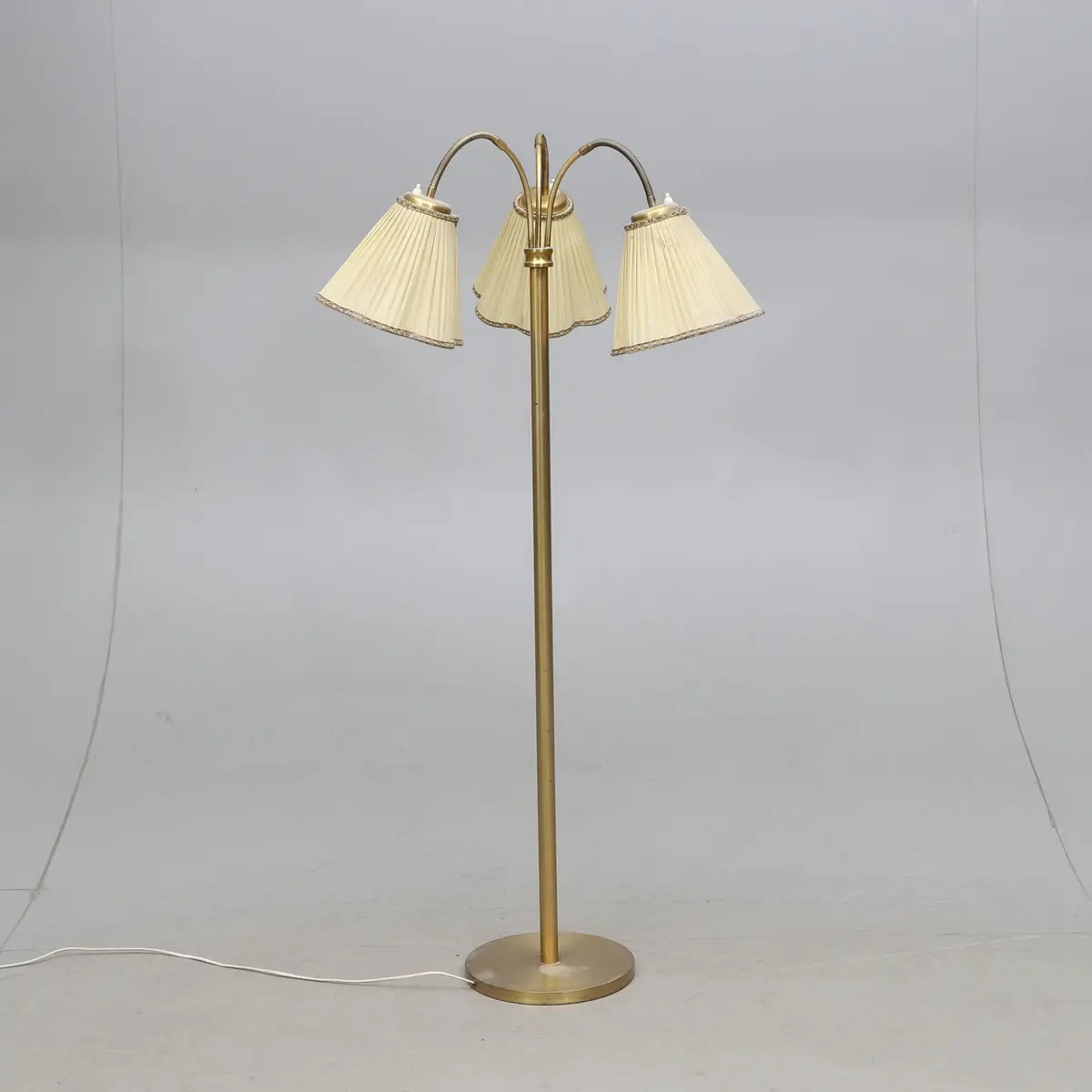 GOLVLAMPA, trearmad, mässing, 1940-/50-tal.