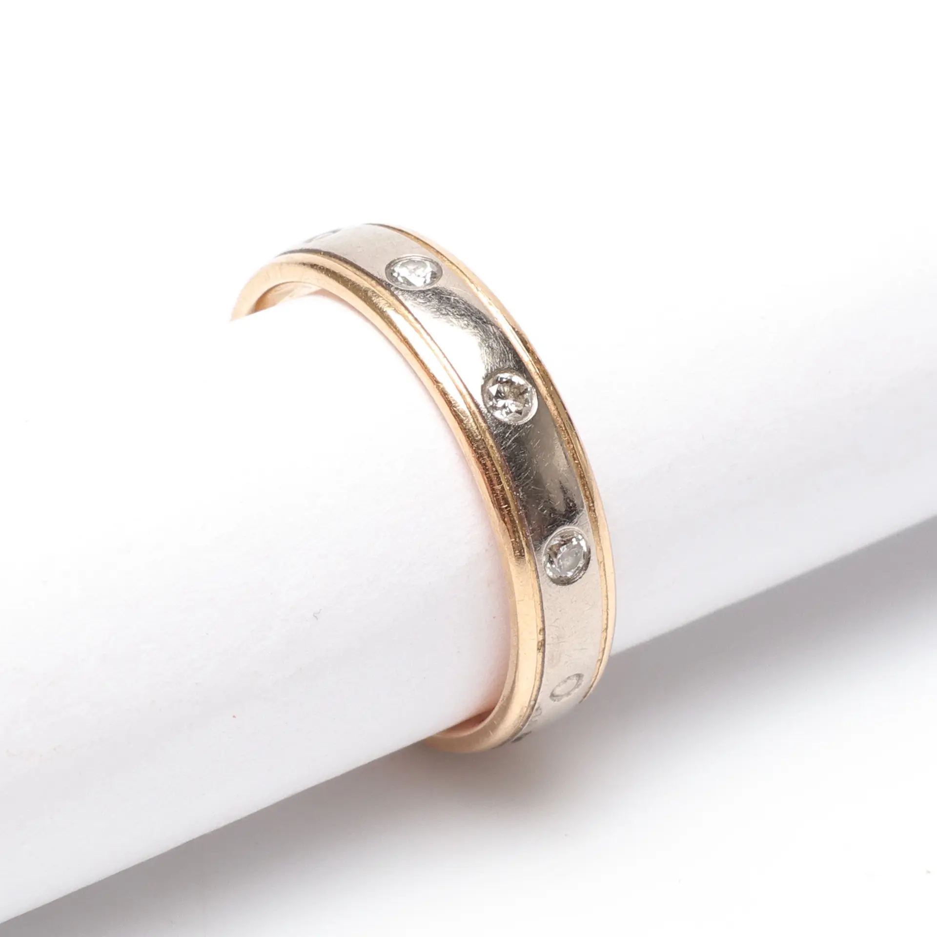 RING, 18K, Guld, med diamanter, vikt cirka 4,6 gram.