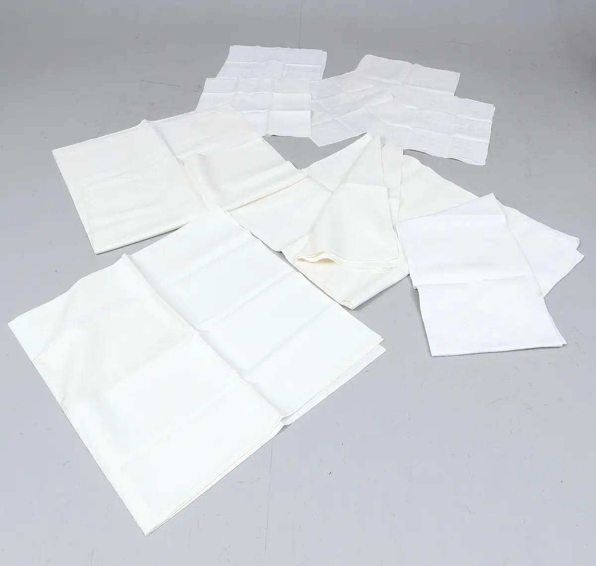 TEXTIL, 14 delar, linne, servetter och dukar.