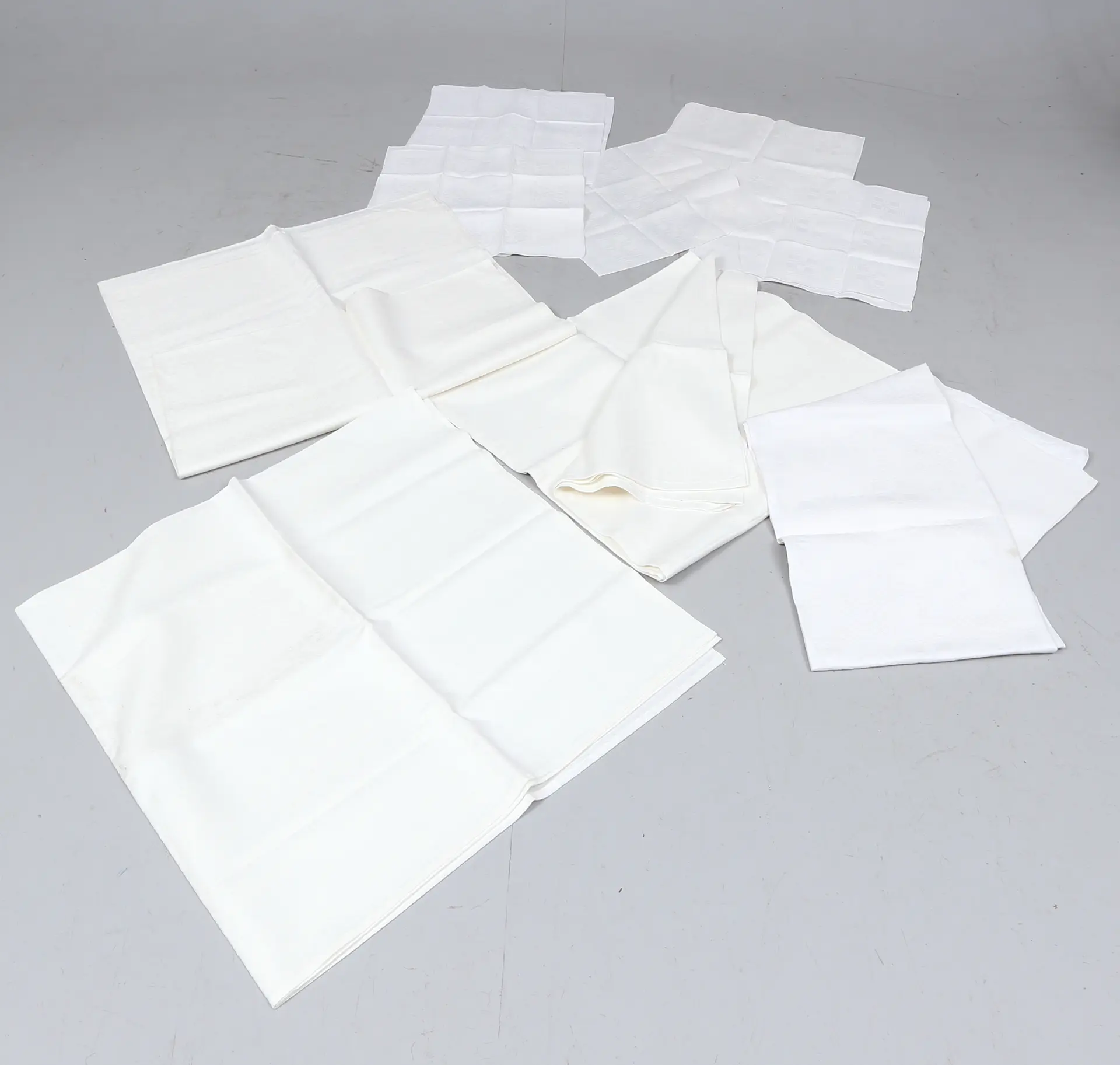TEXTIL, 14 delar, linne, servetter och dukar.