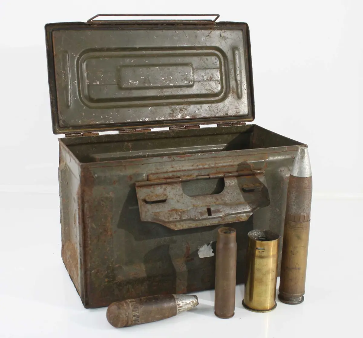Lot 1129 - An ammunition tin containing various inert