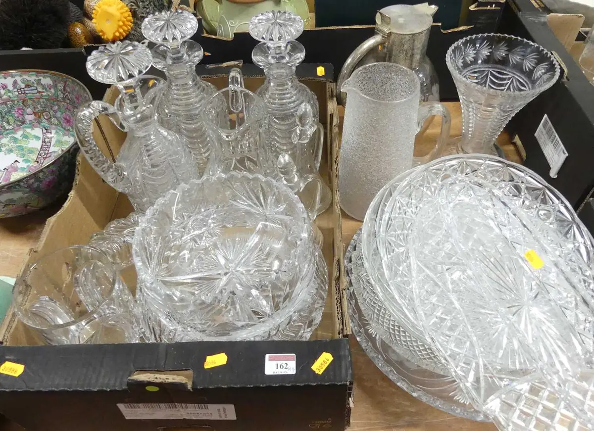 Lot 162 - A collection of glass, to include a