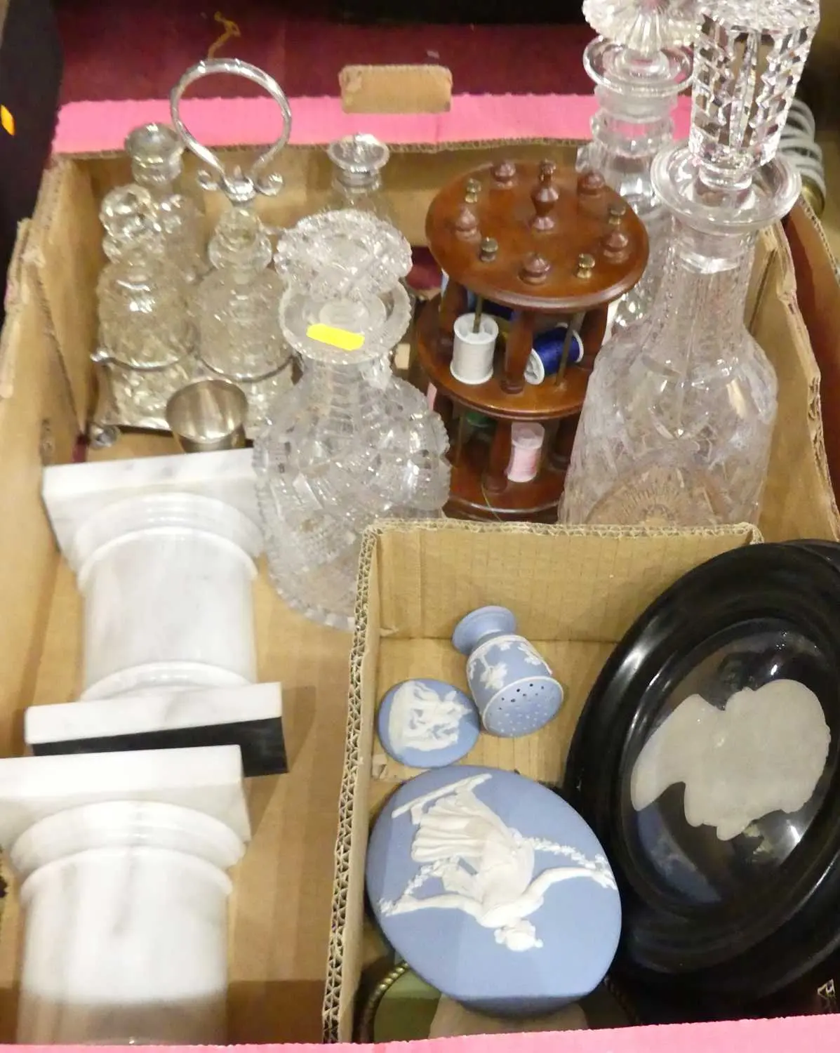 Lot 70 - A collection of ceramics and glassware, to