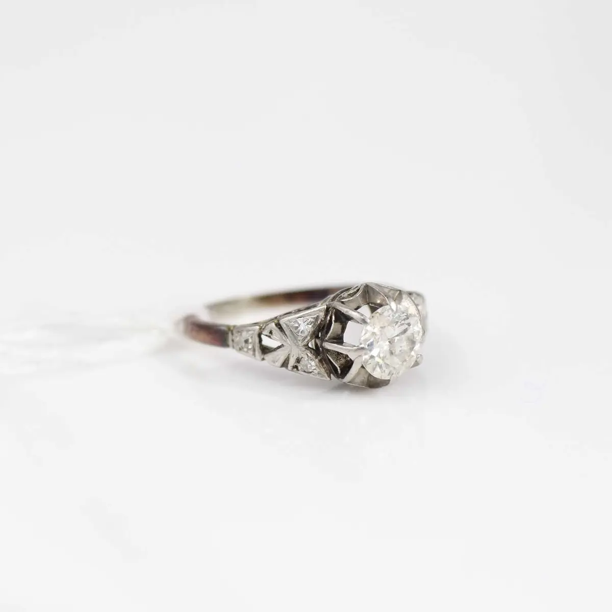Lot 230 - An 18ct gold and platinum diamond solitaire