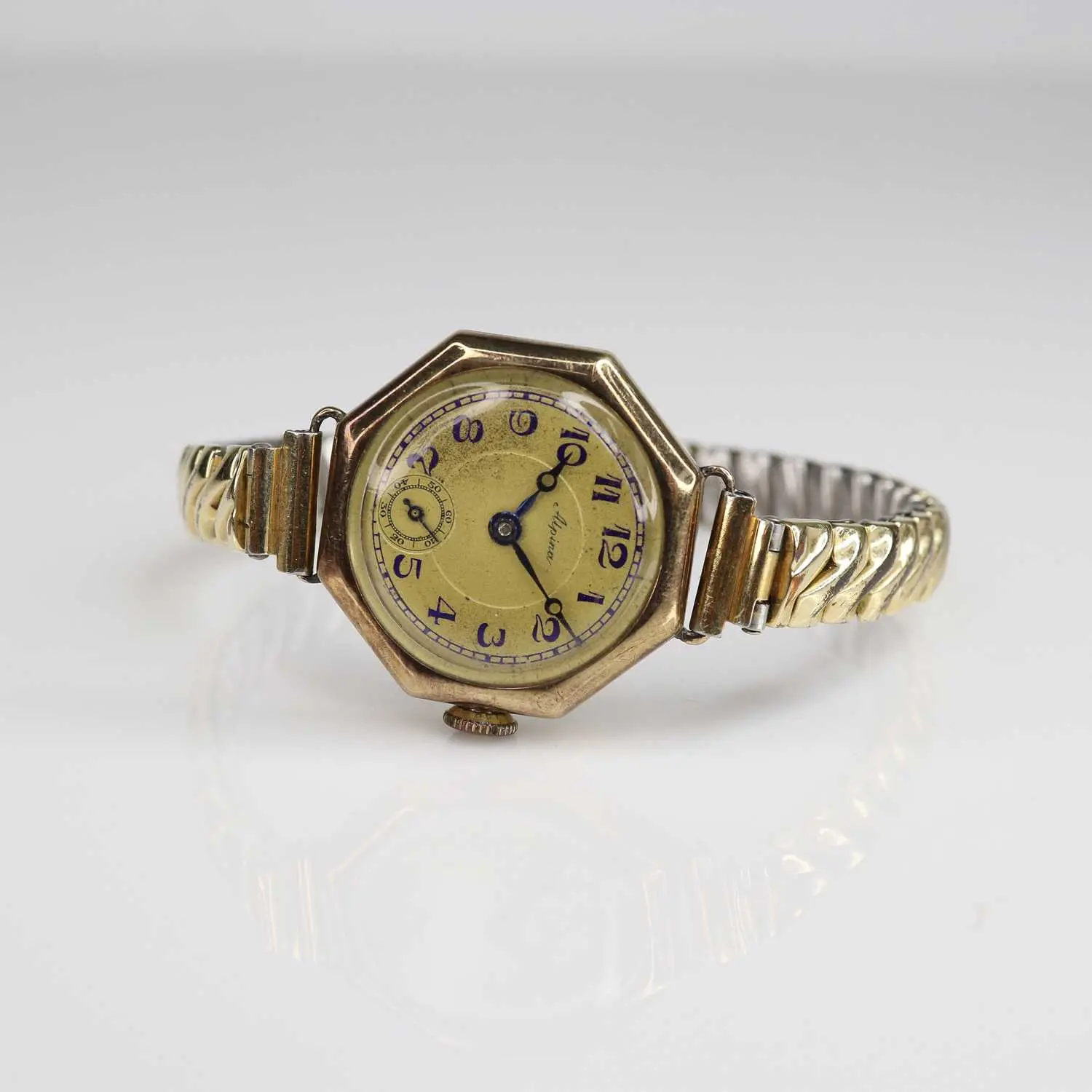 Lot 243 - An Art Deco lady's 14ct gold cased manual