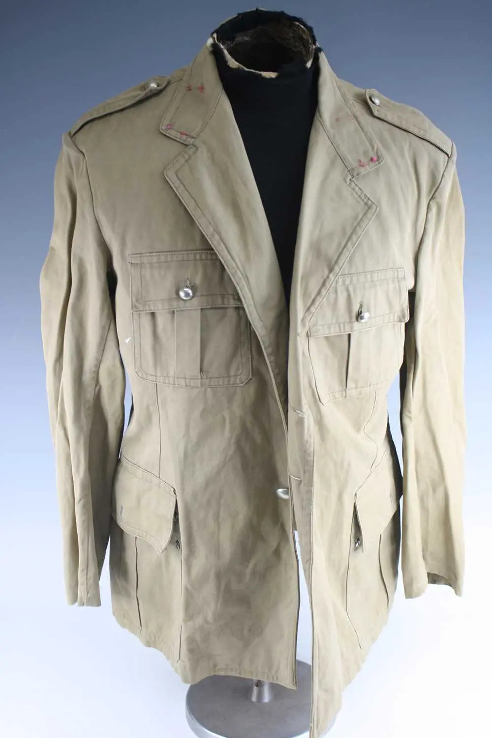 Lot 1032 - An Italian Army khaki tropical tunic, dated