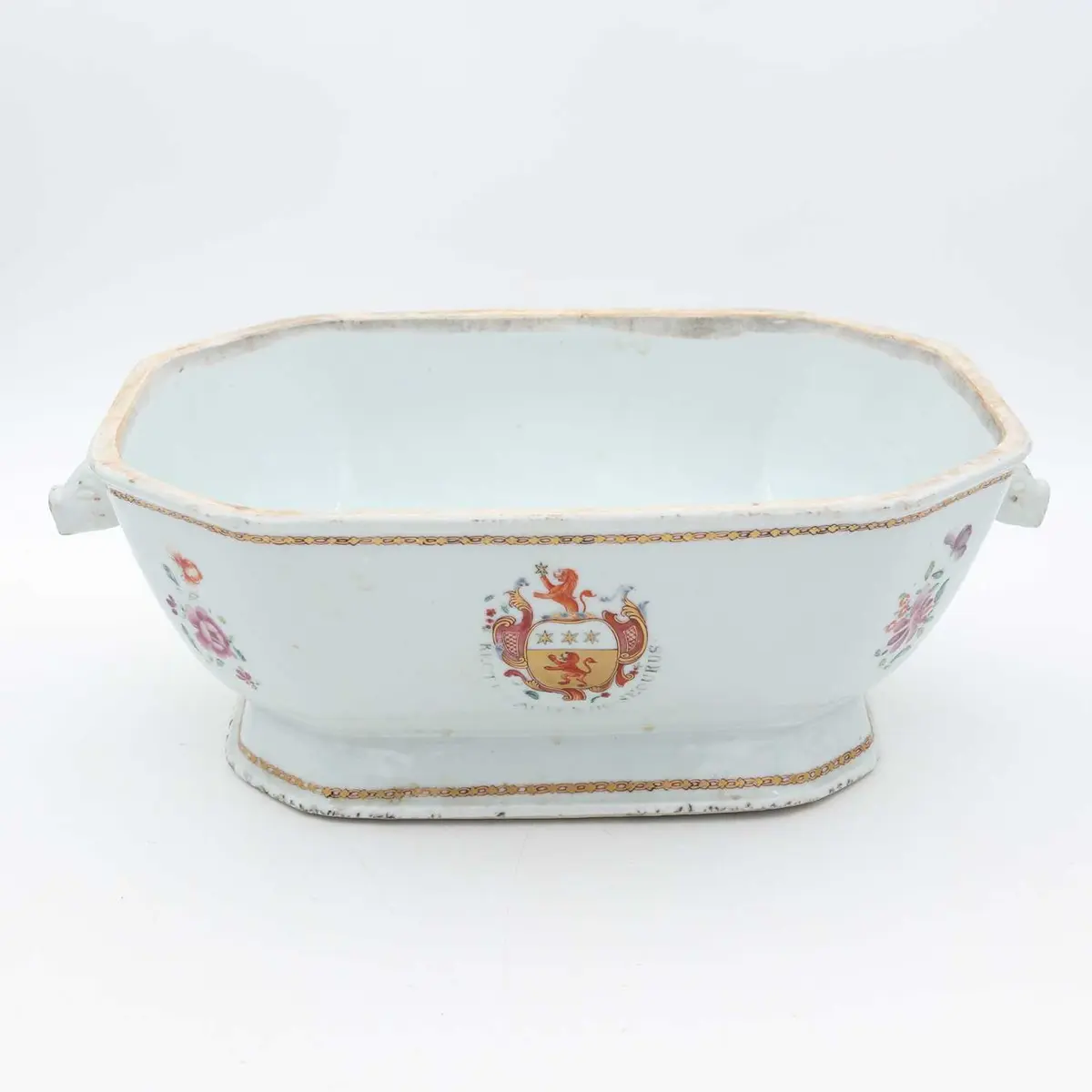 Lot 16 - A 19th century Chinese export porcelain