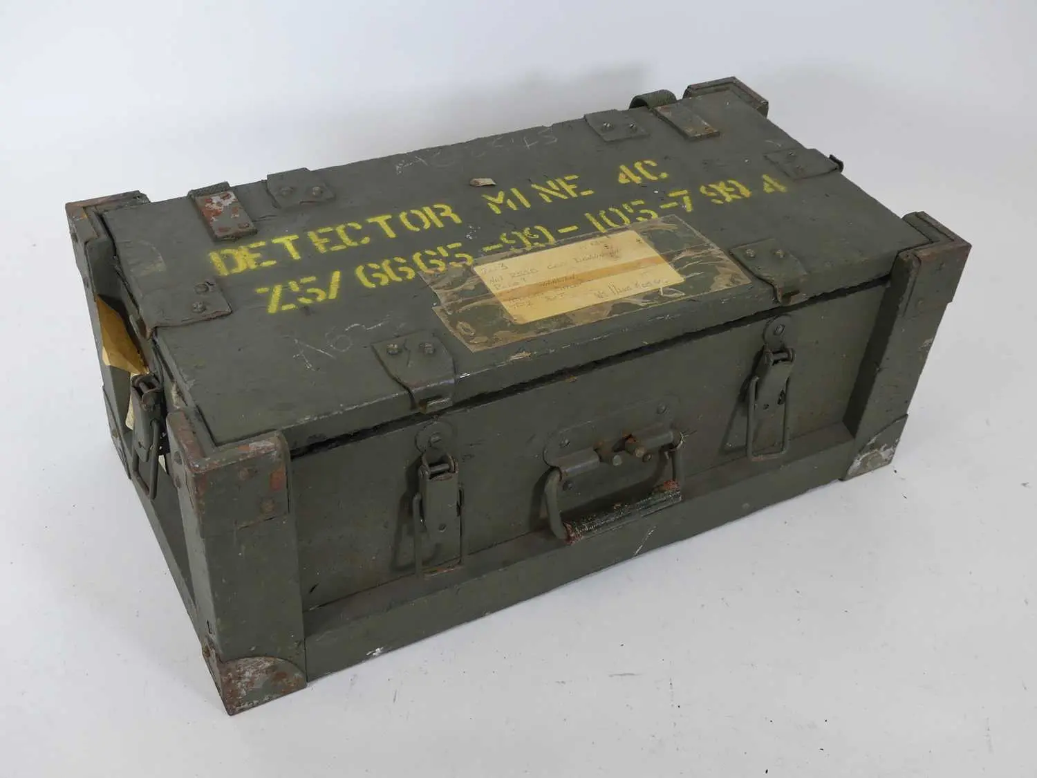 Lot 1151 - A British military 4C Mine Detector in