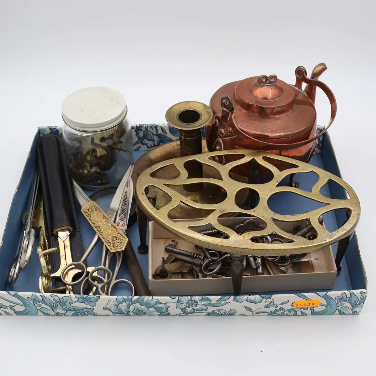 Lot 284 - A collection of metal ware, to include a