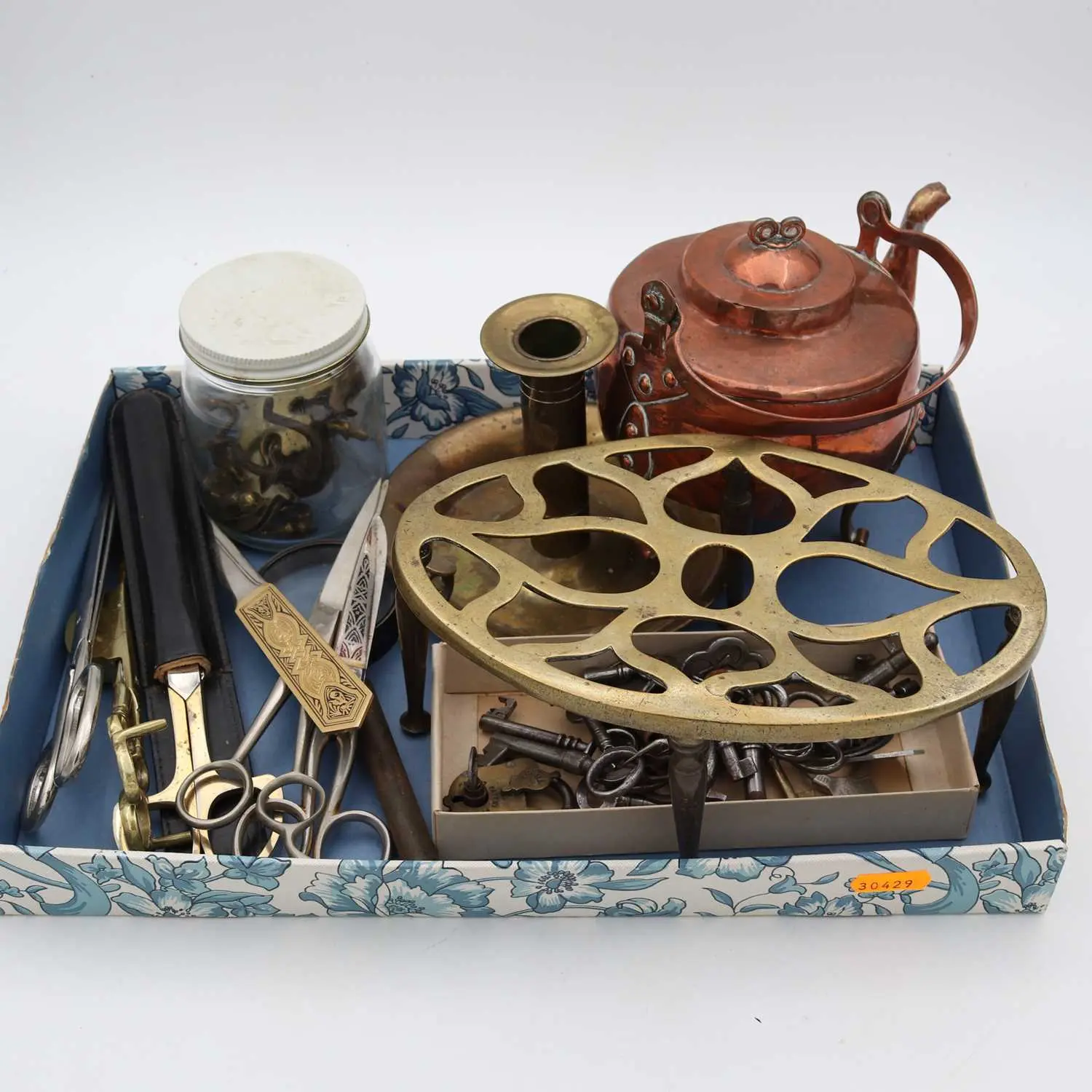 Lot 284 - A collection of metal ware, to include a
