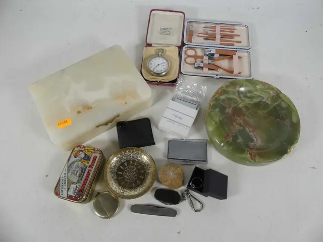 Lot 309 - A collection of items, to include an