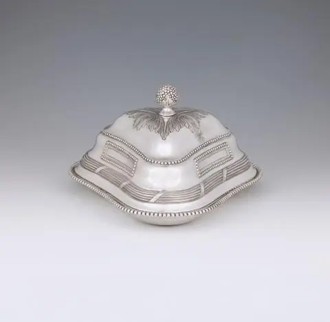 A Polish triangular dish with a warming cloche