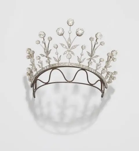 An important 18k white gold and diamond Belle Epoque tiara within