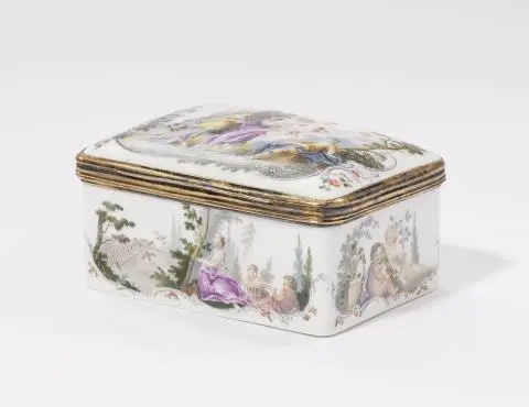 A porcelain snuff box depicting the Judgement of Paris and a portrait