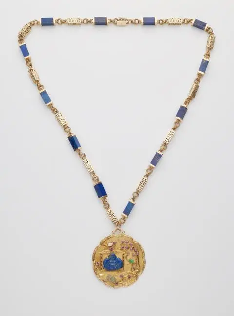 An 18k gold lapis lazuli sautoir necklace with a large textured 18k