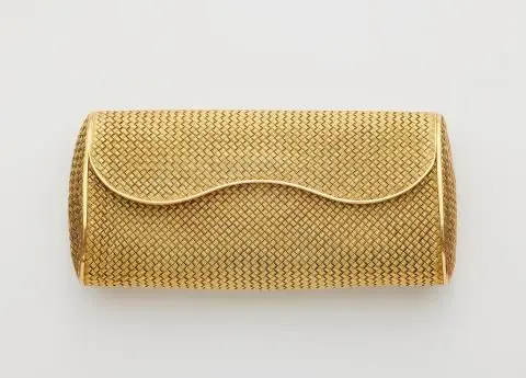 An 18k yellow gold basketwork evening clutch.