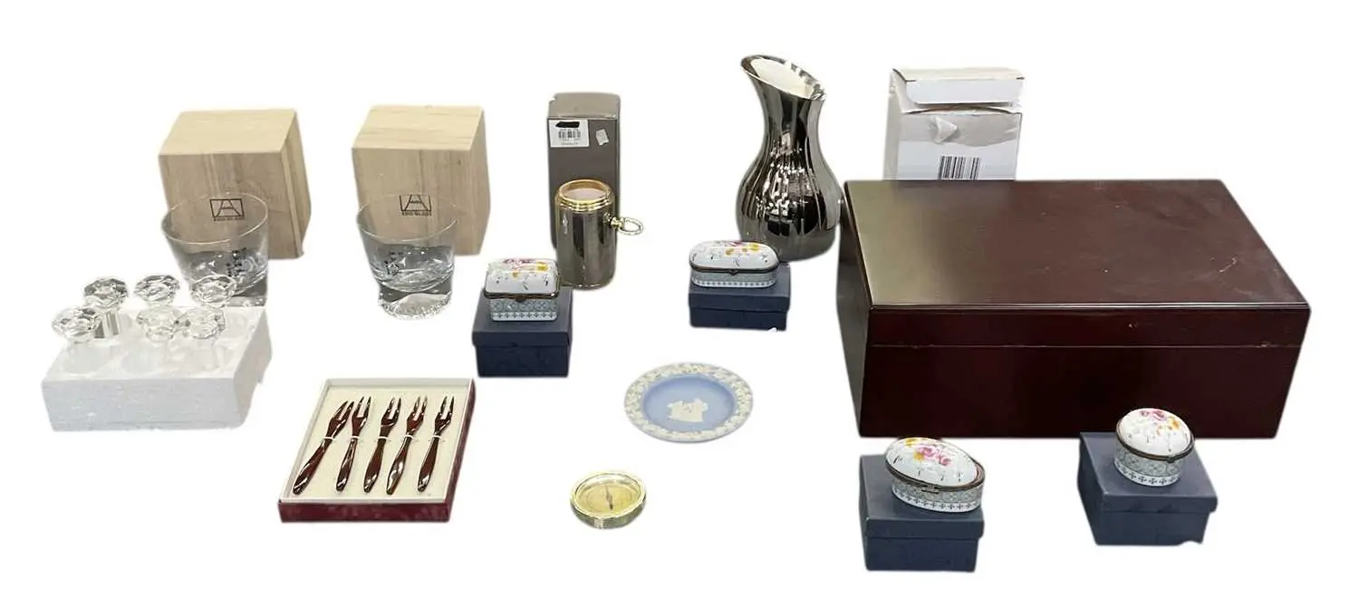 A quantity of assorted collectors' items including a modern humidor