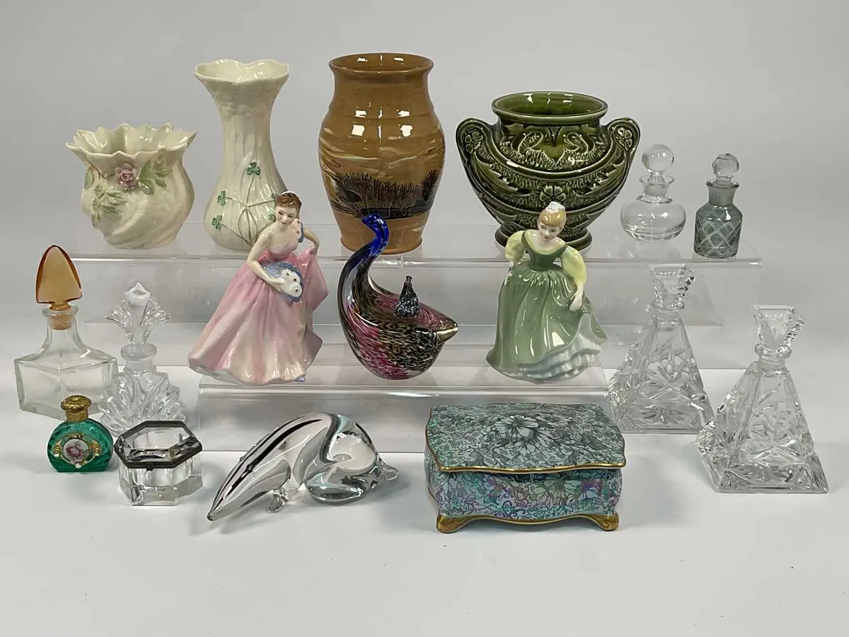 A quantity of decorative glass and ceramics
