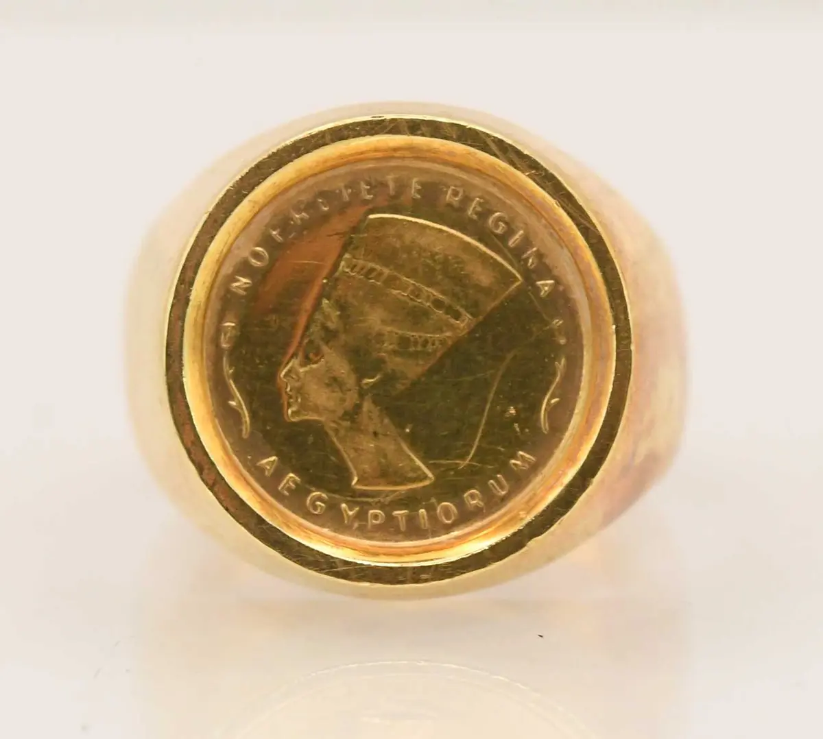 An 18ct yellow gold coin set ring