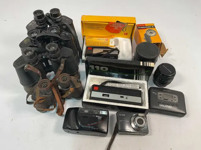 A quantity of vintage cameras