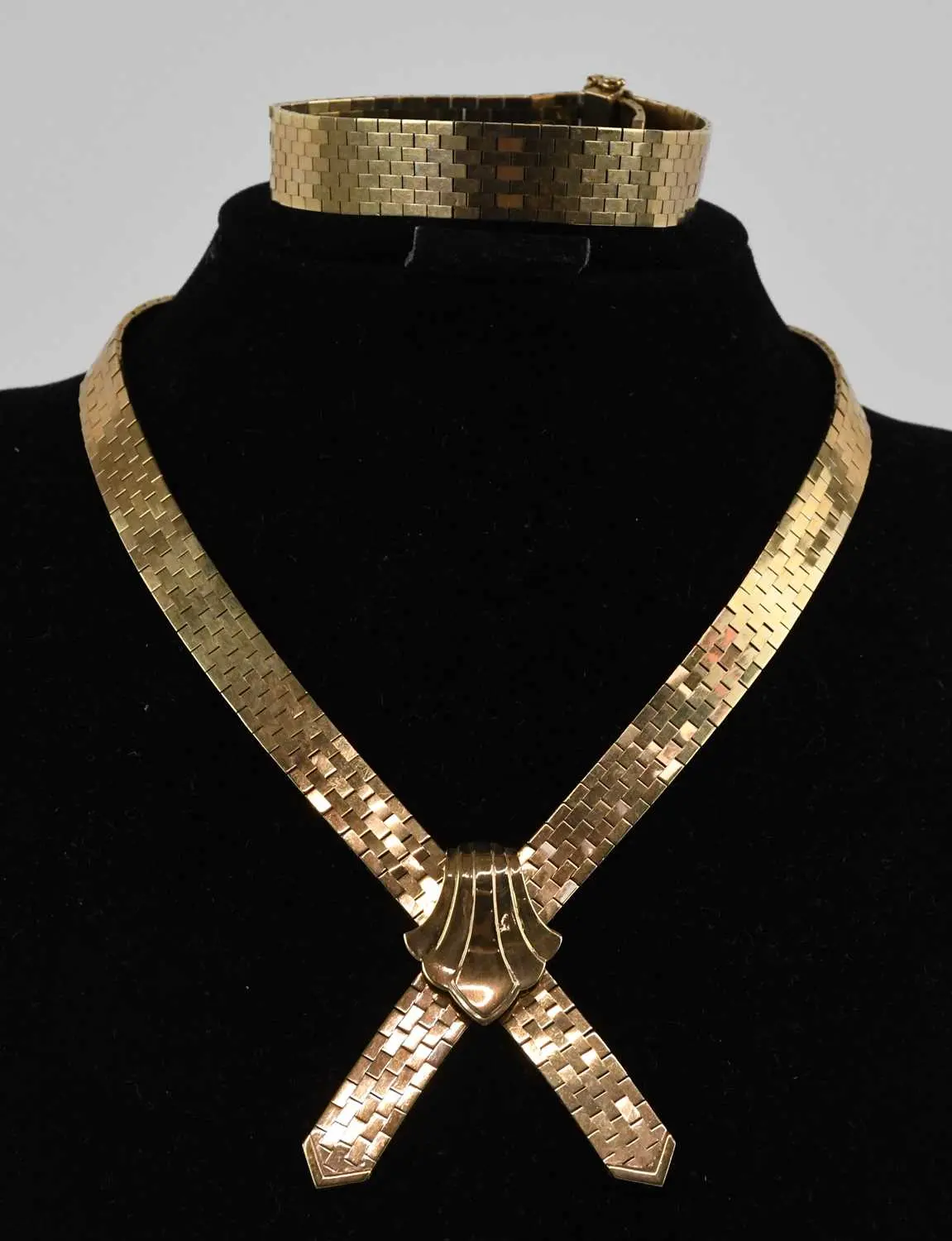 A 9ct yellow gold cuff type bow tassel necklace