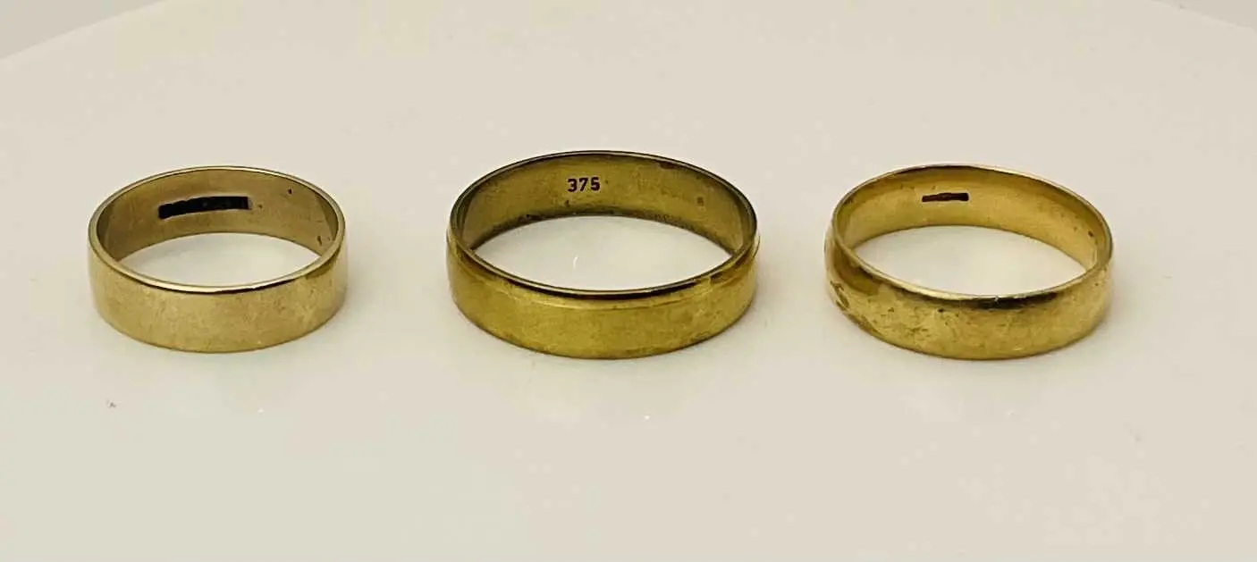 Three 9ct yellow gold wedding bands