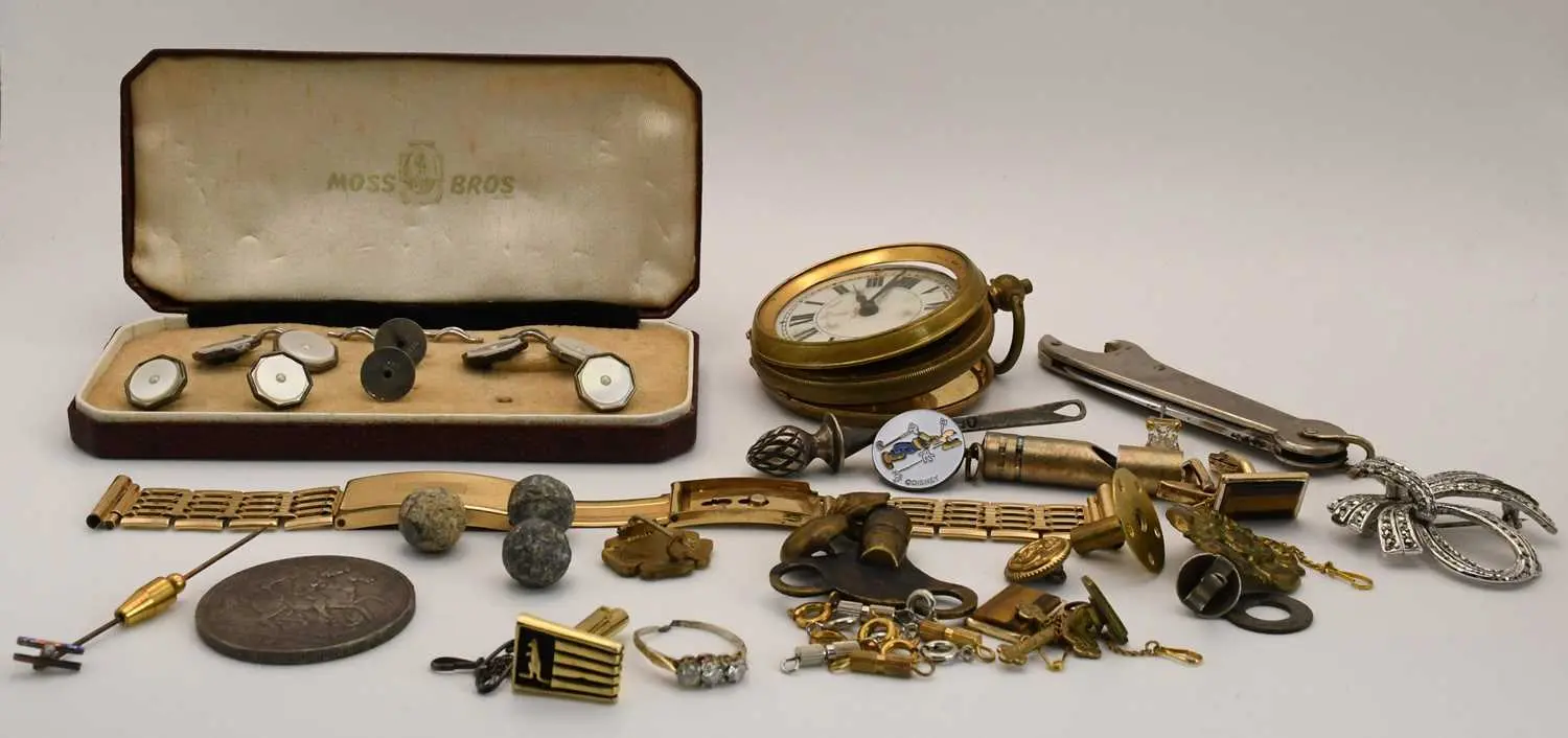 Various items of costume jewellery and collectables