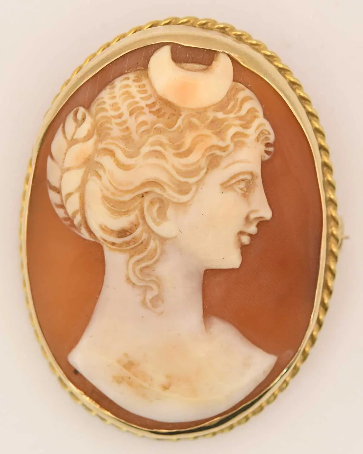 A 9ct yellow gold oval cameo brooch depicting a portrait...