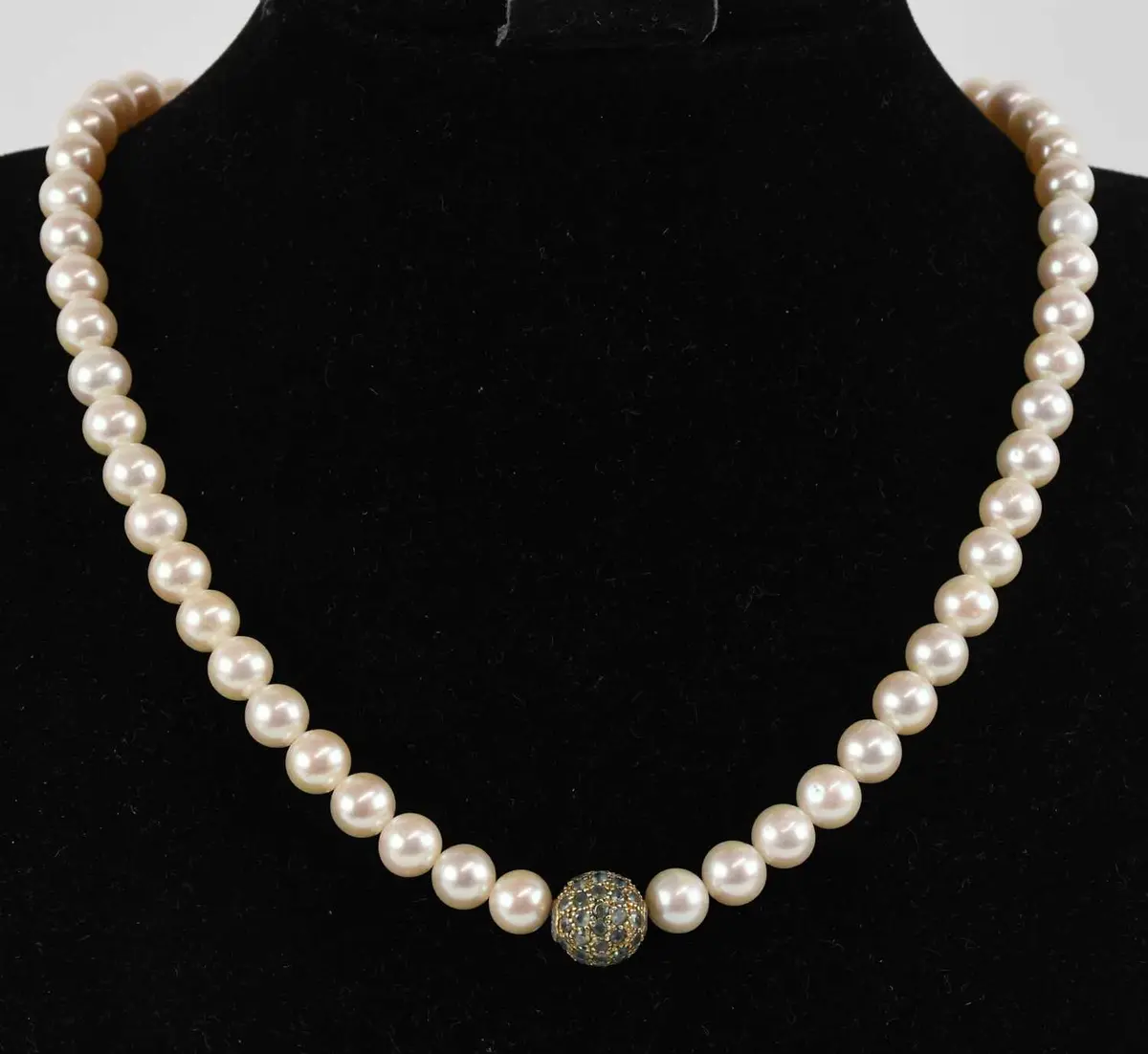A single strand cultured pearl bead necklace