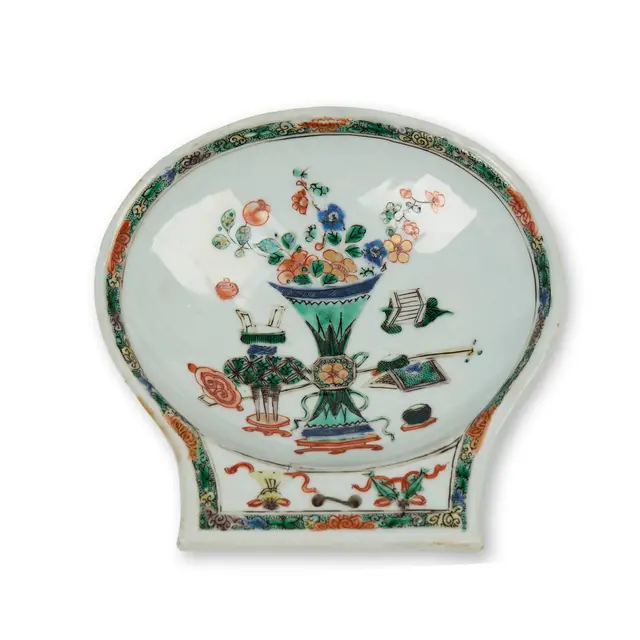 [PROPERTY OF A GENTLEMEN IN ENGLAND] CHINESE FAMILLE VERTE SHELL-FORM DISH