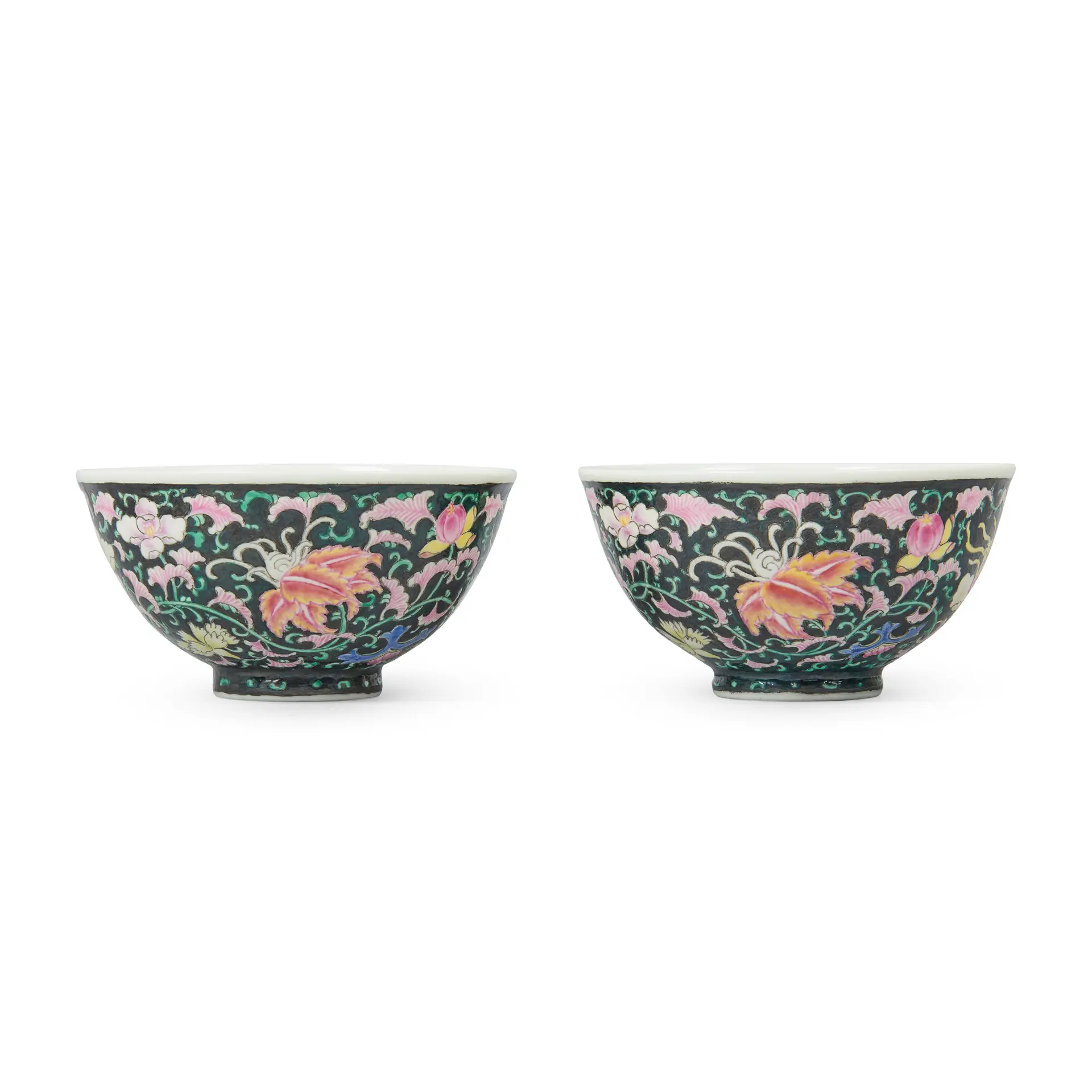 [DRINKING CULTURE] PAIR OF CHINESE BLACK-GROUND FAMILLE-ROSE CUPS