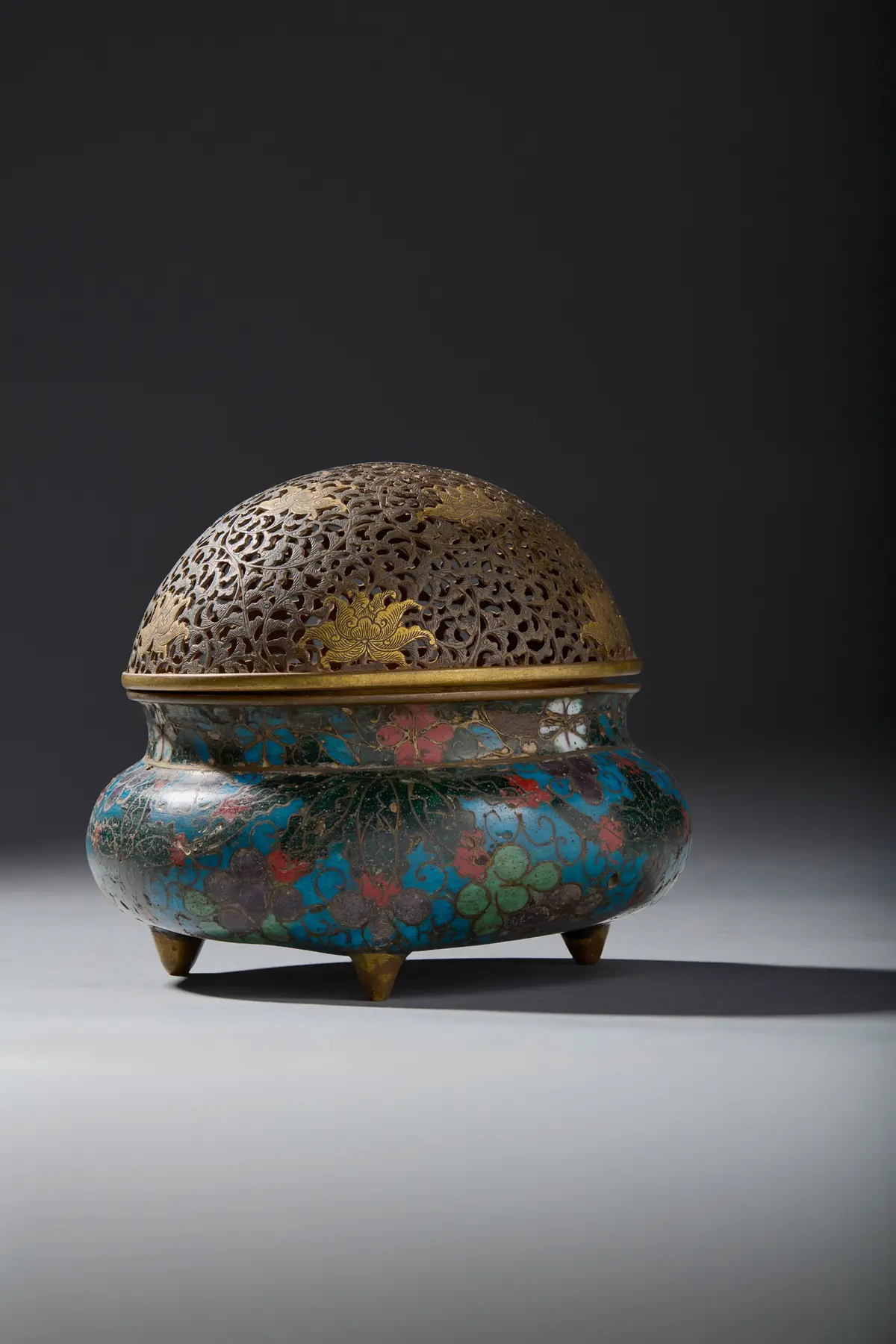 [INCENSE CULTURE] CHINESE CLOISONNÉ ENAMEL 'GRAPE' TRIPOD CENSER