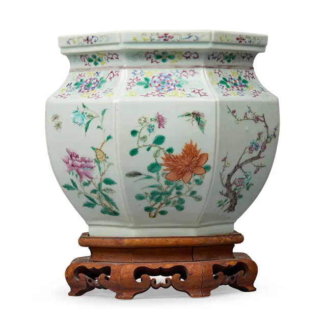 CHINESE FAMILLE ROSE OCTAGONAL JARDINIÈRE