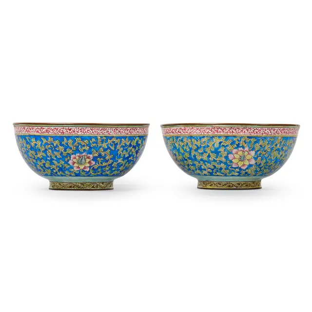 [PRIVATE COLLECTION, LONDON] PAIR OF CHINESE CANTON PAINTED ENAMEL BOWLS