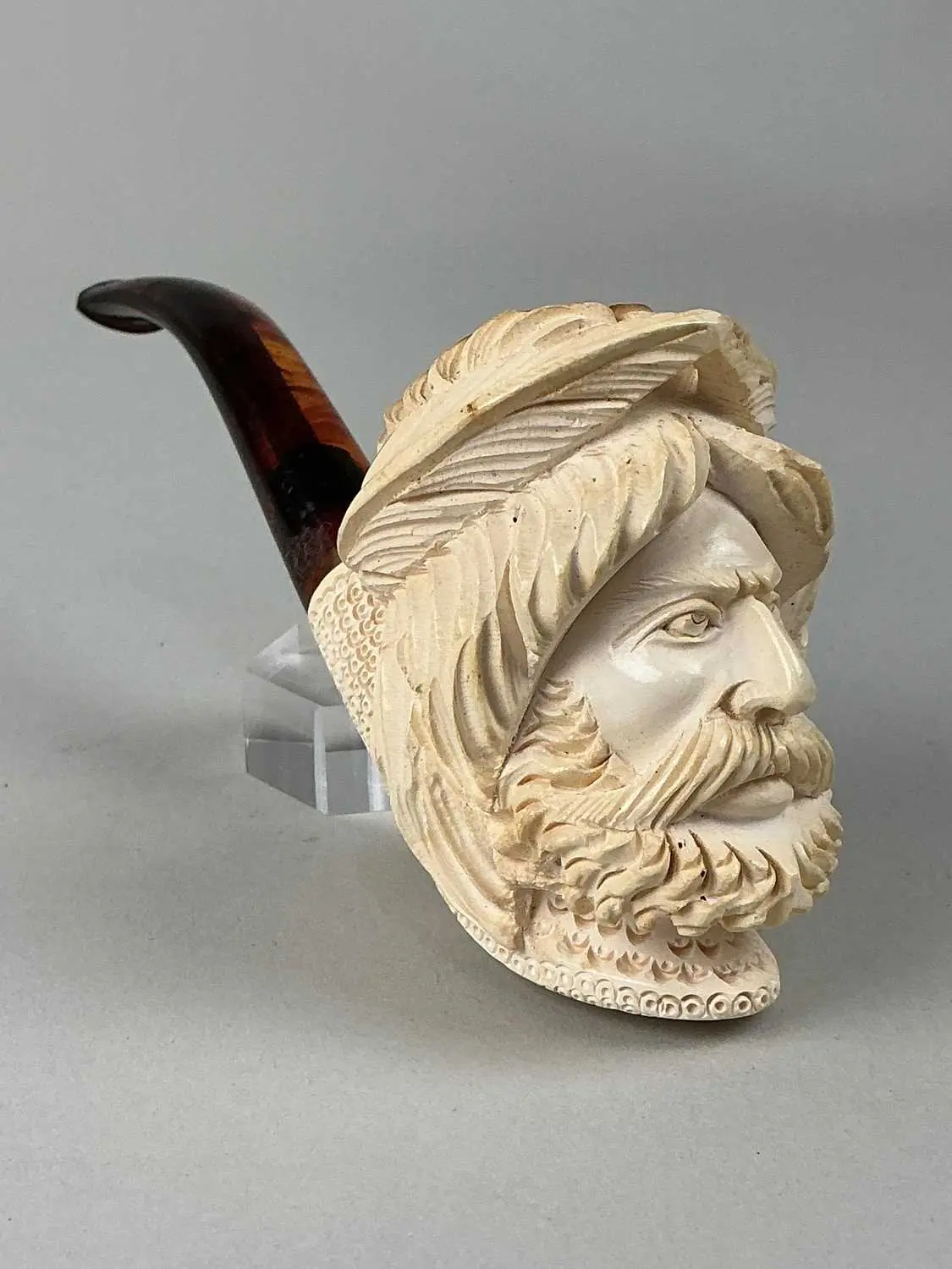 EDWARDIAN OAK PIPE RACK, EARLY 20TH CENTURY AND PIPES