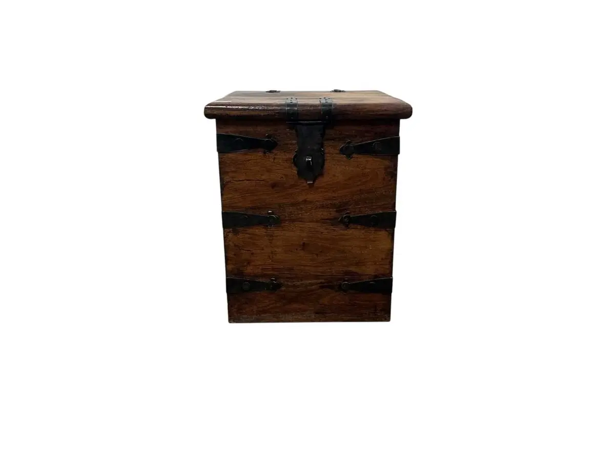 ELM SIDE CABINET, LATE 20TH CENTURY AND A COMPANION BOX