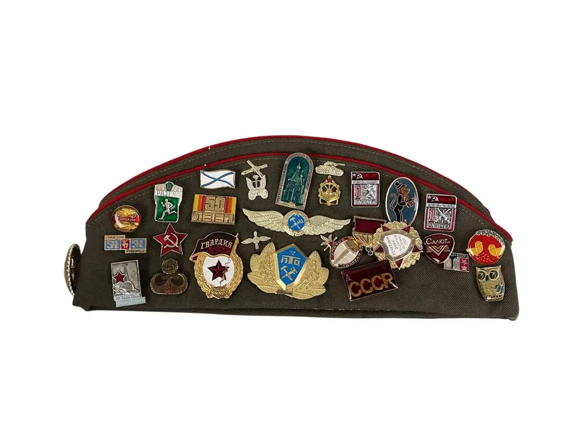 COLLECTION OF MILITARY AND OTHER BADGES AND MEDALS EARLY TO LATE 20TH CENTURY