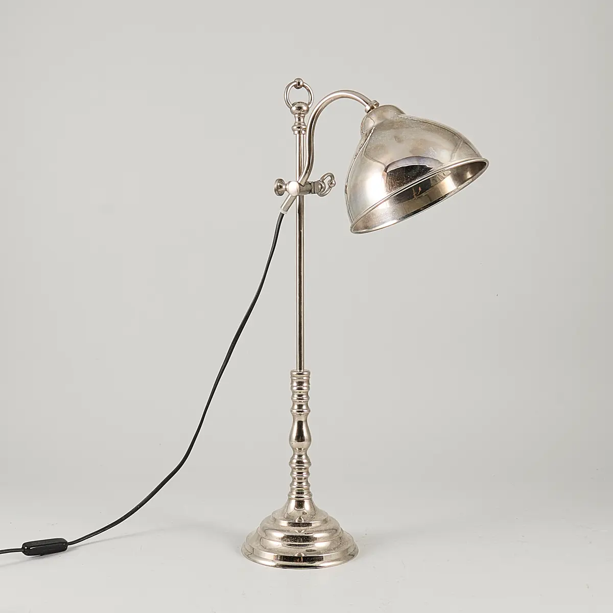 Bordslampa, Nutida, vitmetall.