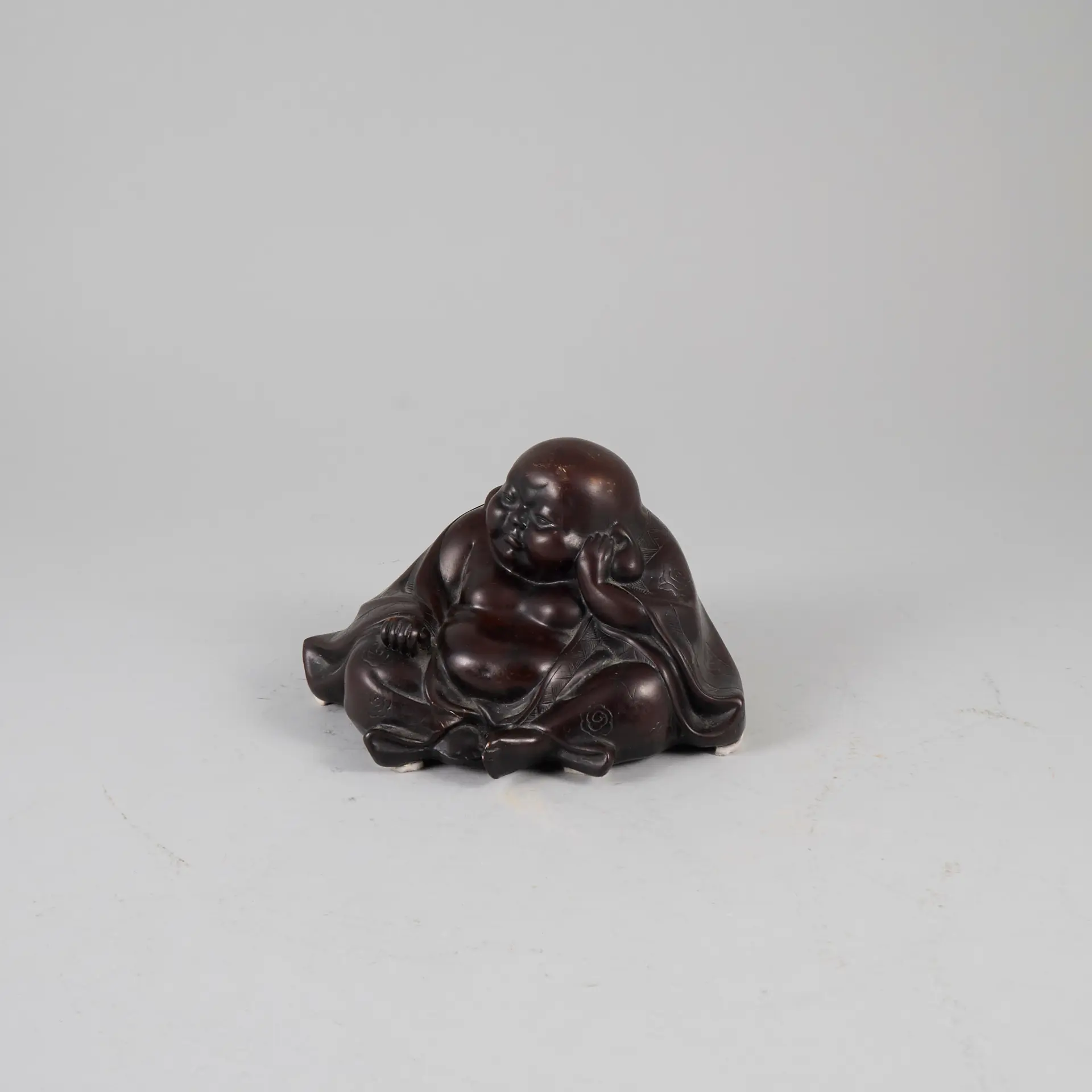 SKULPTUR, Buddha med erotiskt motiv, konstmassa.