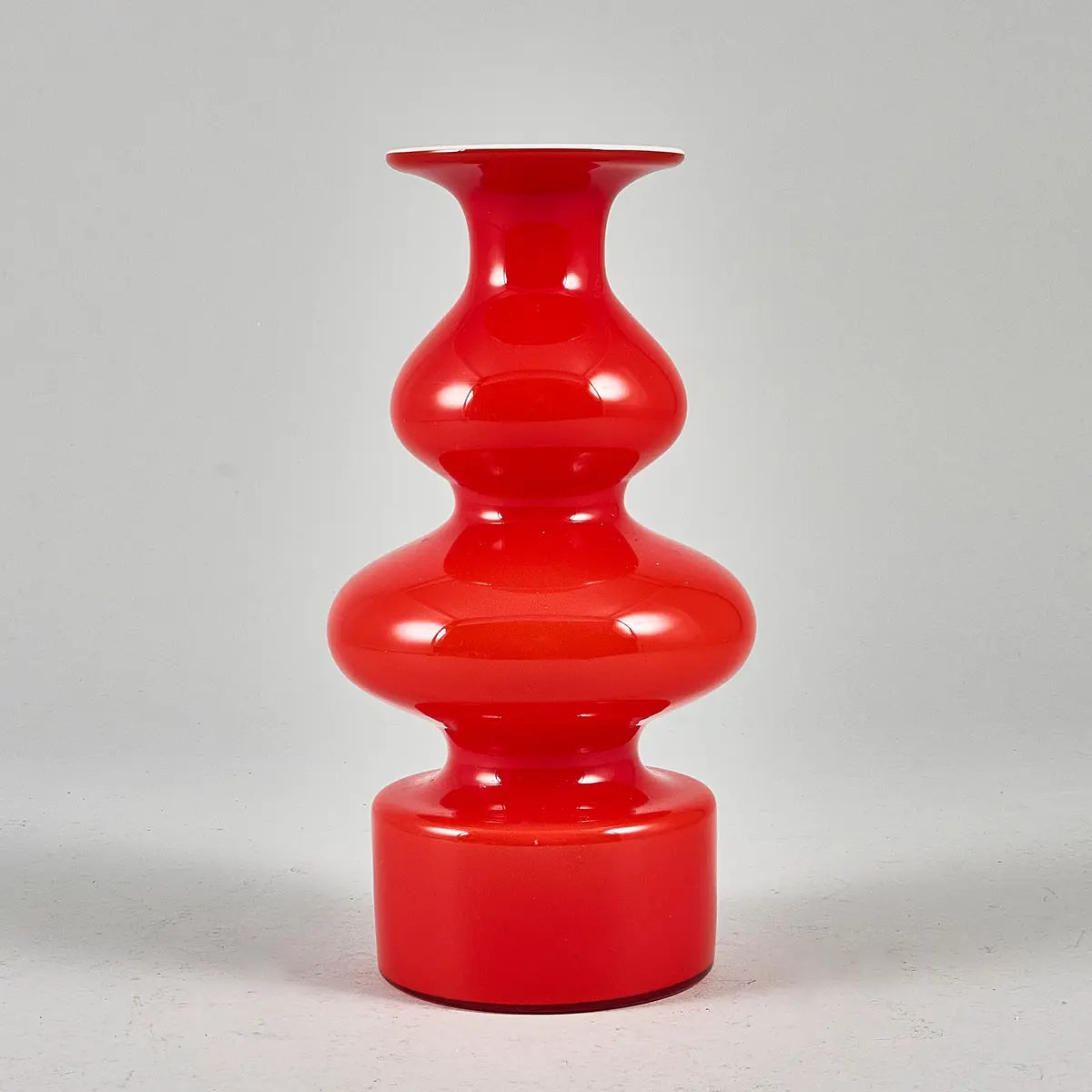 PER LÜTKEN. Vas, "Carnaby", Holmegaard, Danmark. Rött glas, invändigt vittonad.