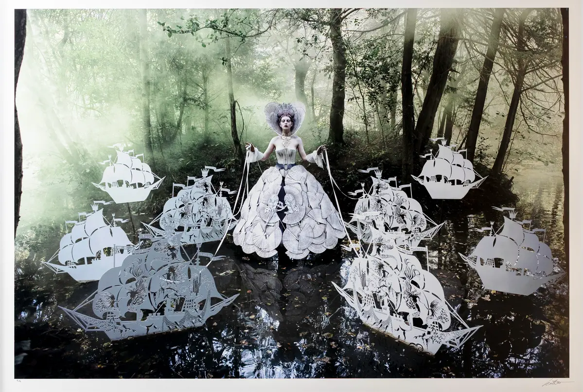 KIRSTY MITCHELL (1976-). Fotografi, fine art print på 360 g Hahnemühle