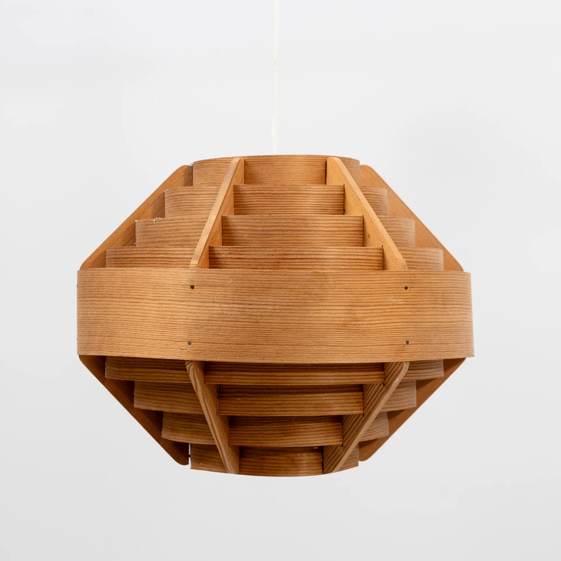 HANS-AGNE JAKOBSSON. Taklampa/Spånlampa, trä, etikettmärkt, Ellysett