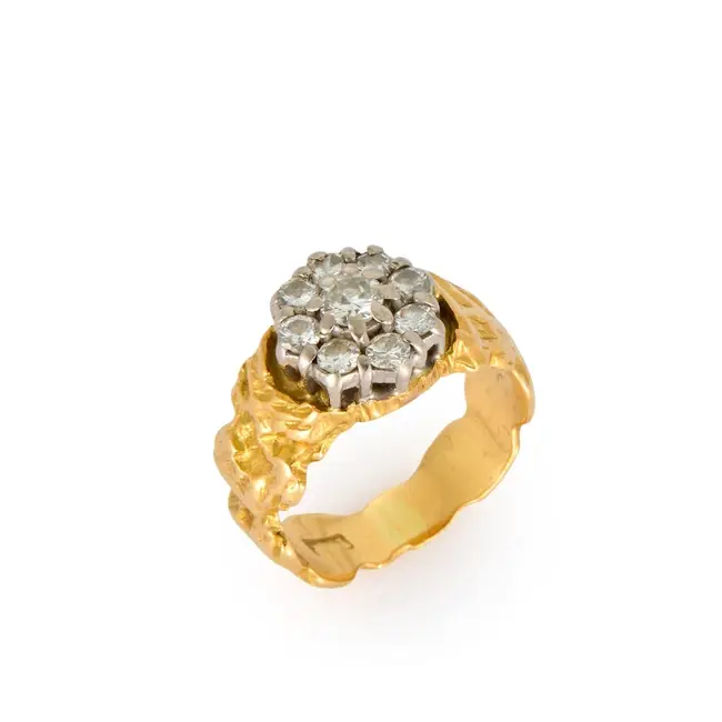 A diamond cluster ring