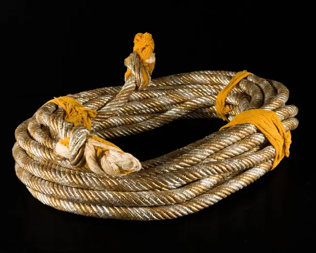A gilt-metal thread rope