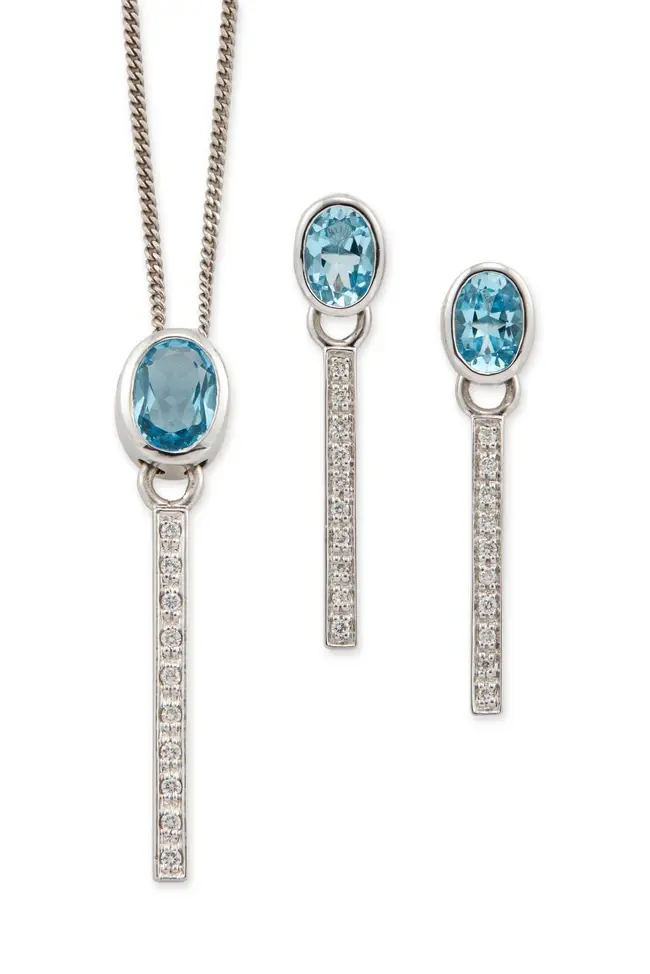 An 18ct white gold blue topaz pendant necklace and earring set