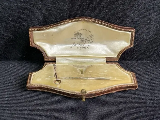 An Edwardian 9ct gold hunting horn stickpin by John Price Hunt of