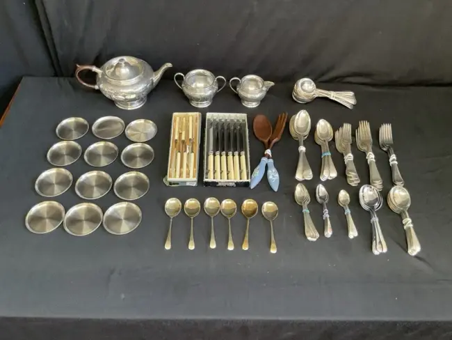 An Edwardian siver plated three-piece teaset engraved with floral